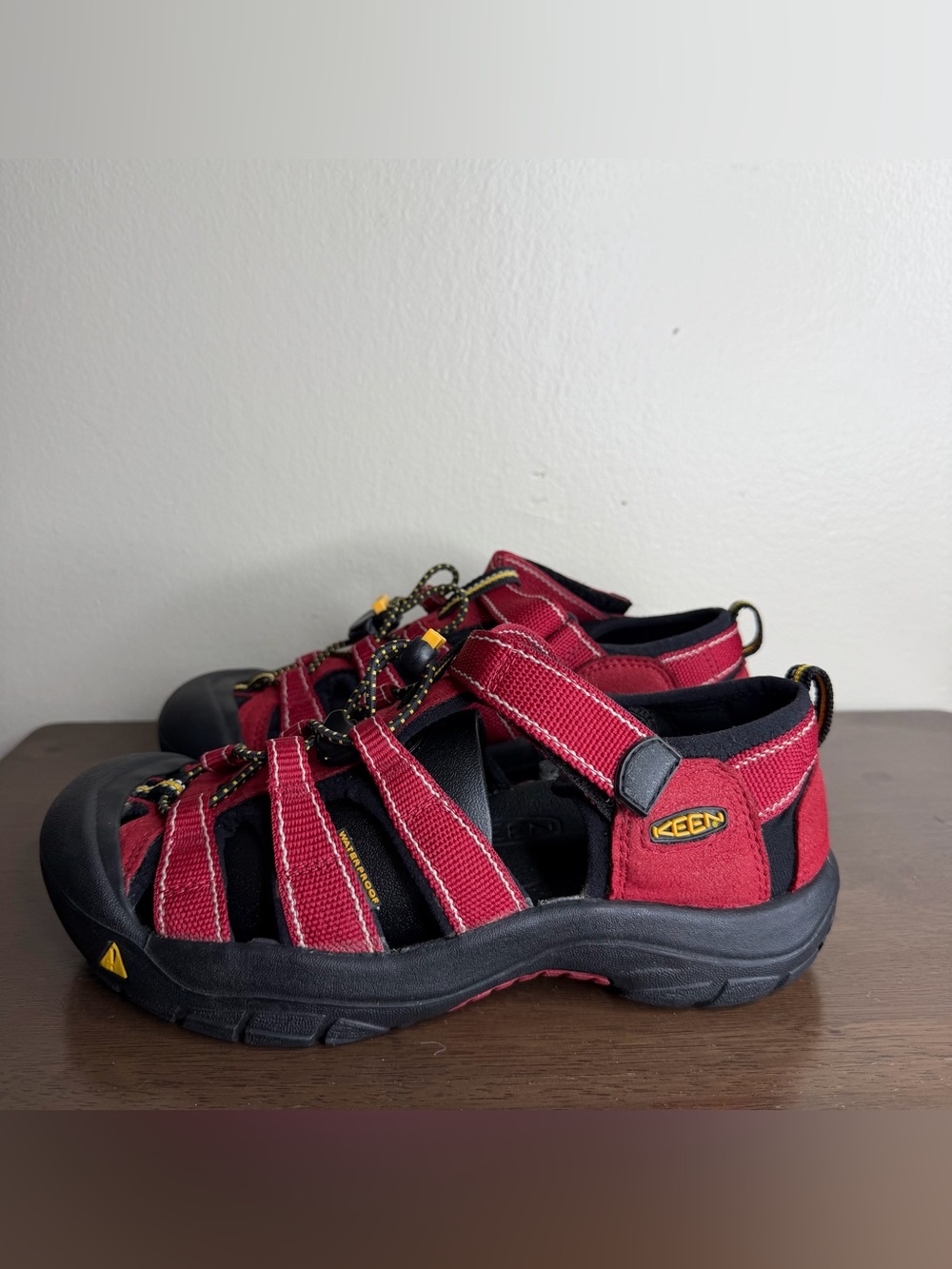 Keen Newport H2 Waterproof Red Hiking Sandals Sz 5 Kids